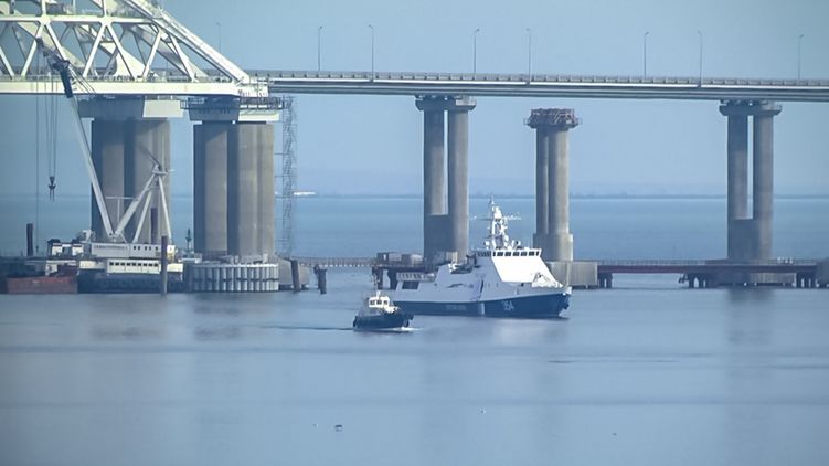 Суда, идущие через Керченский пролив, досматриваются российскими таможенниками, но все же могут идти своим курсом, фото: kerchinfo.com