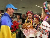 Олимпийского чемпиона в "Борисполе" встретила армия болельщиков с караваем