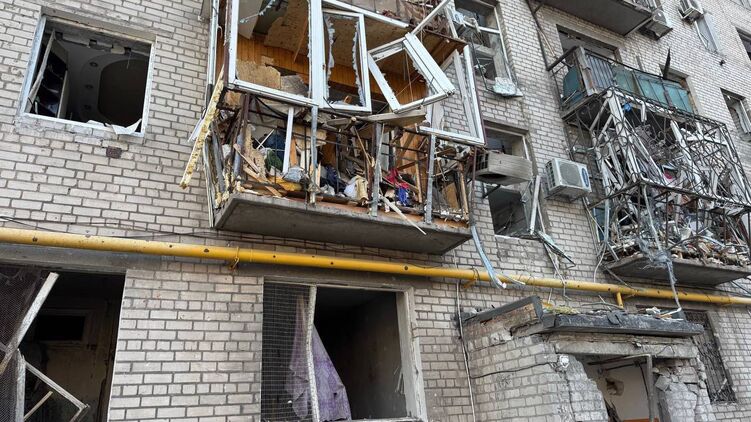 Последствия массированного обстрела в Днепре. Фото: ОВА