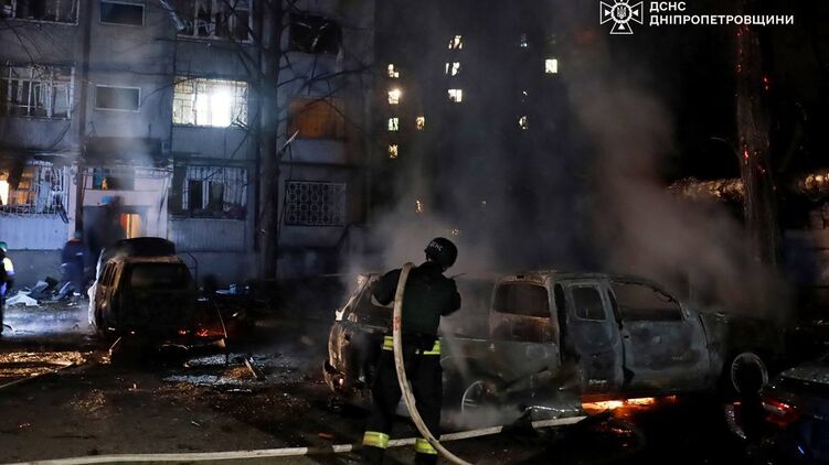 Псолідства атаки РФ у Дніпрі. Фото: ДСНС