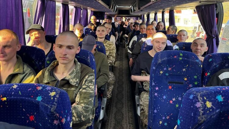 Українські полонені, які повернулися додому напередодні Великодня