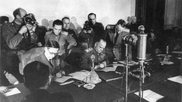 Жуков и Теддер визируют акт о капитуляции нацистской Германии. Фото: Википедия