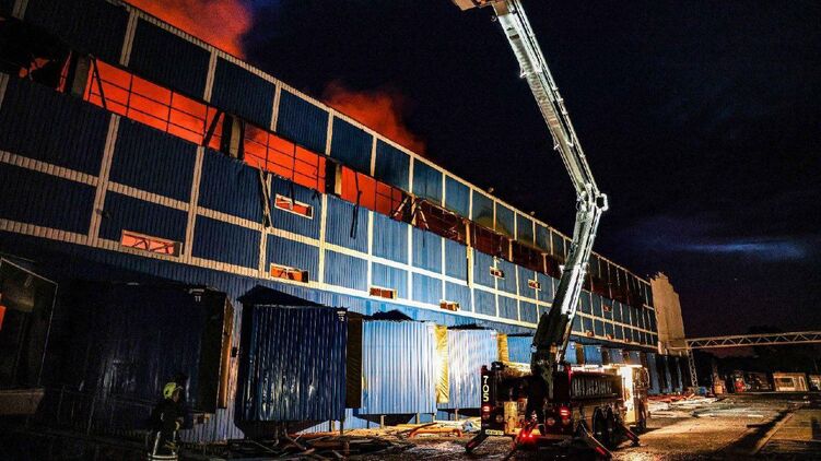 Під Харковом після обстрілу горів великий склад