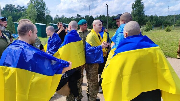 В Україну повернулися з полону військові. Фото: Телеграм Зеленського