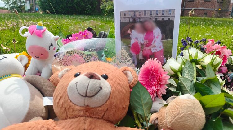 Местные жители несут цветы и игрушки, где были зарезаны украинка и ее дочь. Фото: vrt.be