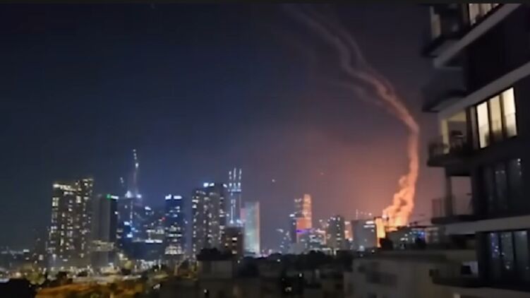 Іран у відповідь на атаку Ізраїлю запустив балістичні ракети. Фото: скрін з відео