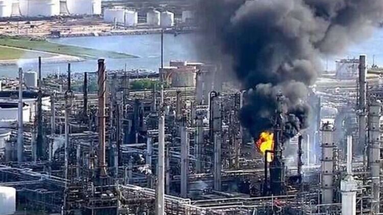 Последствия ударов по НПЗ в Кременчуге в начале войны. Фото: kremenchug.pl.ua