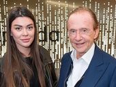 Модель родом з України зустрічається з літнім ловеласом-багачем з Австрії. Відео їхнього знайомства стало вірусним