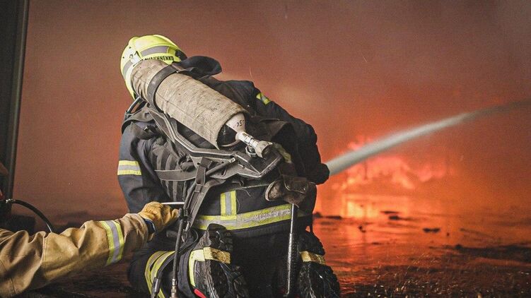 Масштабный пожар после прилета по предприятию под Харьковом