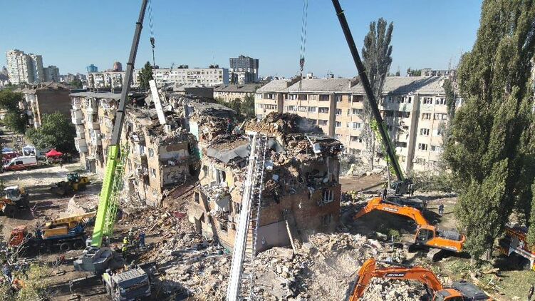 Будинок на Дарниці у Києві після ракетного удару