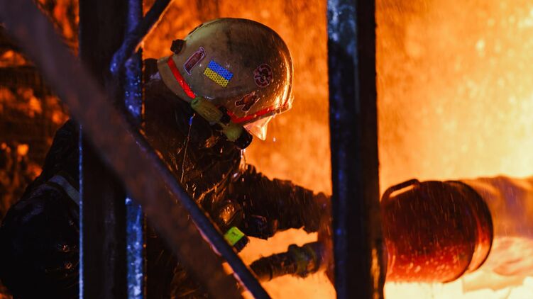 Тушение пожара на месте прилета в Харькове. Фото: ГСЧС