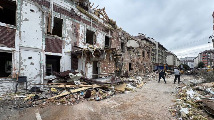 Наслідки прильоту Борщагівкою у Києві. Фото 