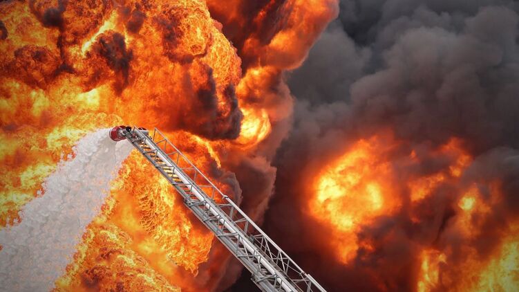 Кадры после удара по нефтебазе в Прилуках