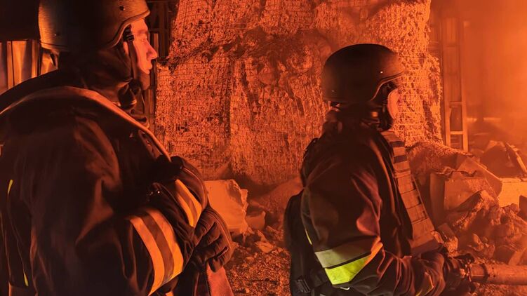 Ліквідація наслідків удару на Одещині. Фото: ДСНС