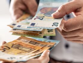 Нацбанк начал новый месяц с девальвации гривны
