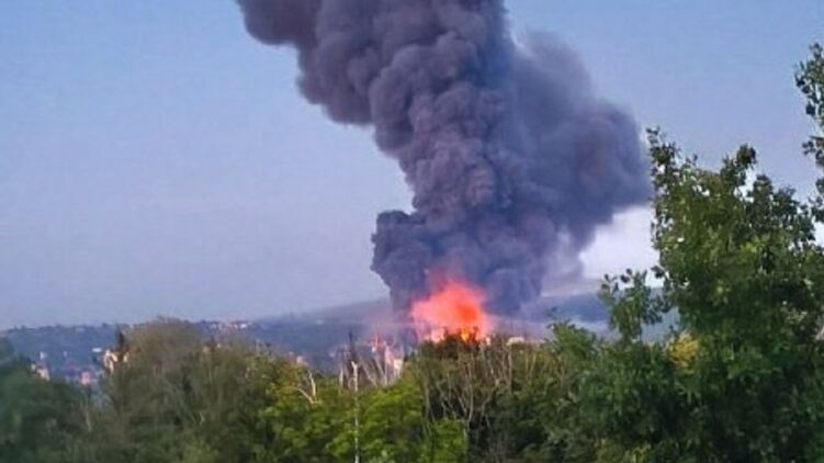 Пожежа у Харкові після прильоту авіабомби. Фото: Телеграм