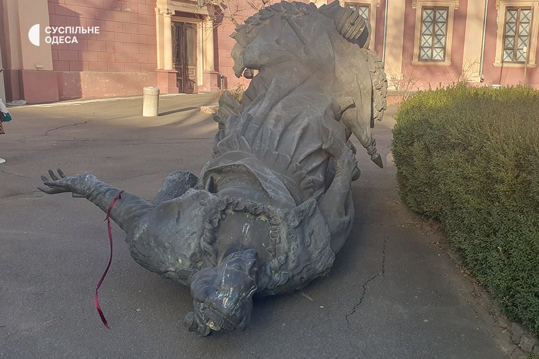 Фото памятников Екатерине и  Суворову после демонтаж в Одессе