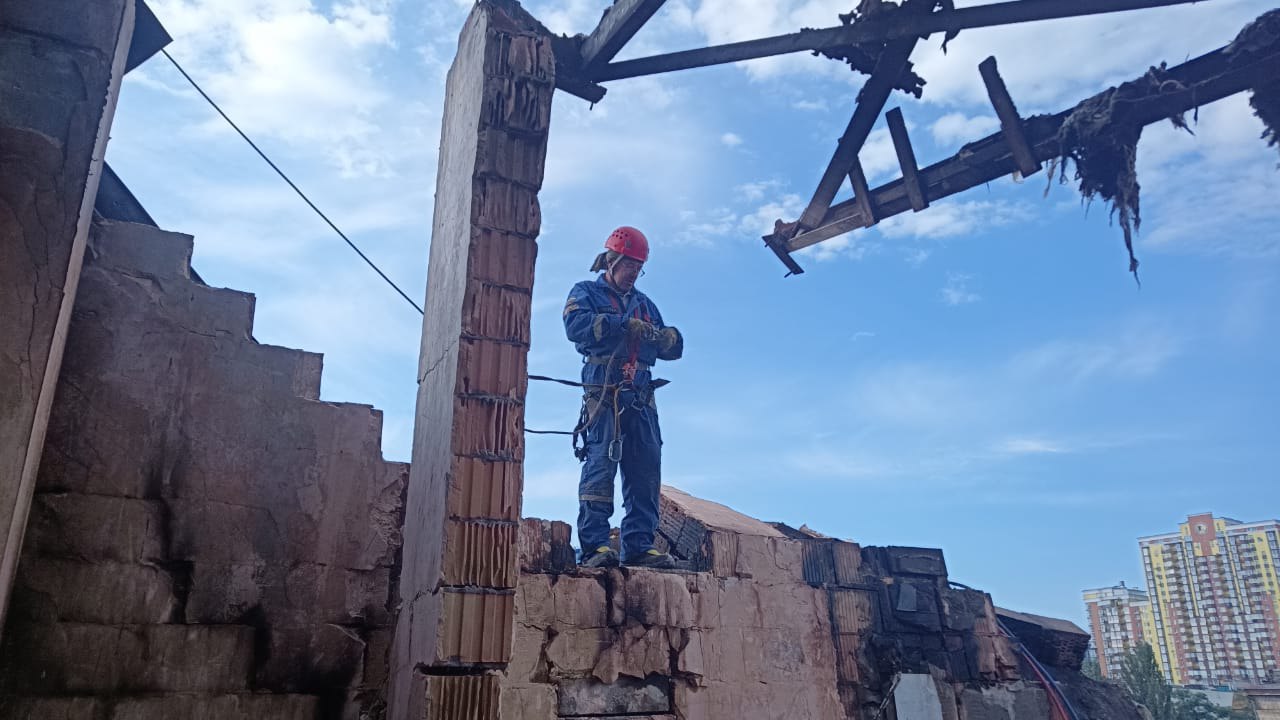 В Киеве в доме, куда 26 июня прилетела ракета, возобновили спасательные работы