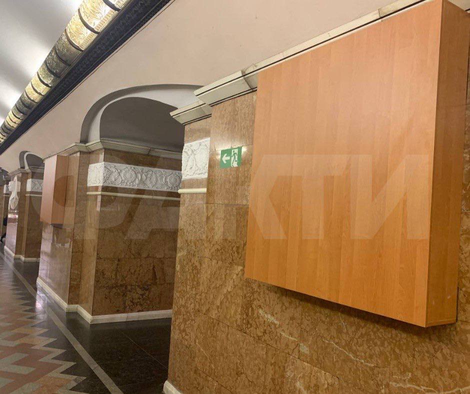 бюст закрыли досками