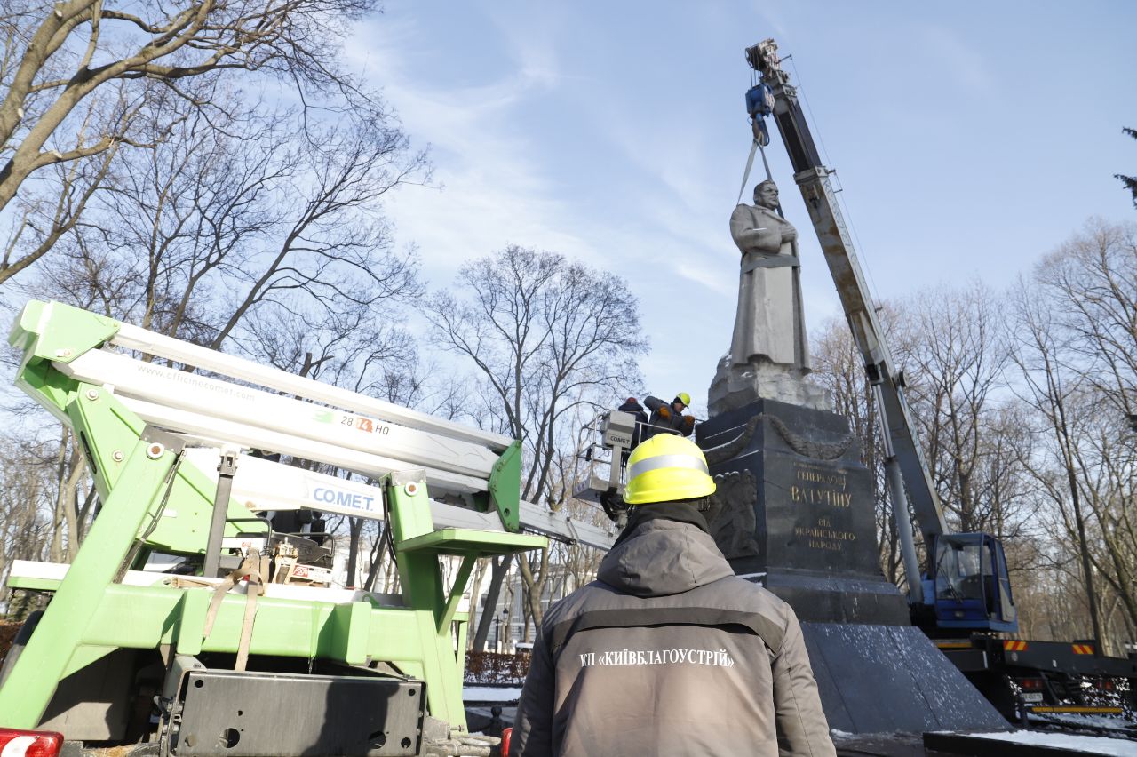 В Киеве демонтировали памятник Ватутину 