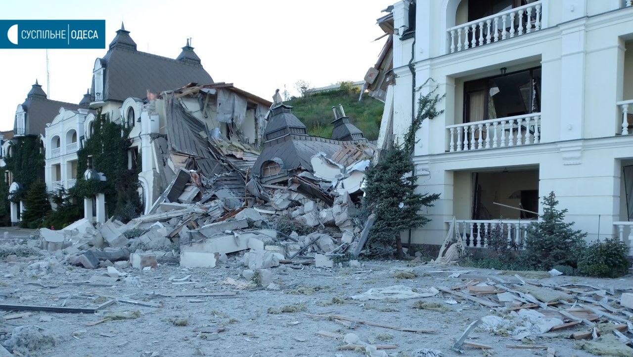 Разрушенный отель в Одессе на пляже