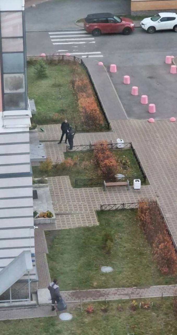 В Питере уклонистов поджидают в подъездах и вручают повестки