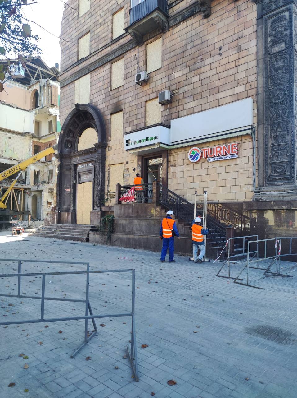 Работы в разрушенном доме в Запорожье