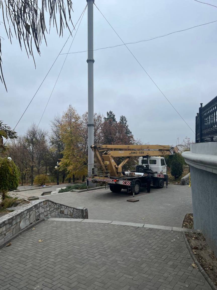 Появились фотографии, на которых видно, что в Мелитополе с главного флагштока города исчез российский флаг