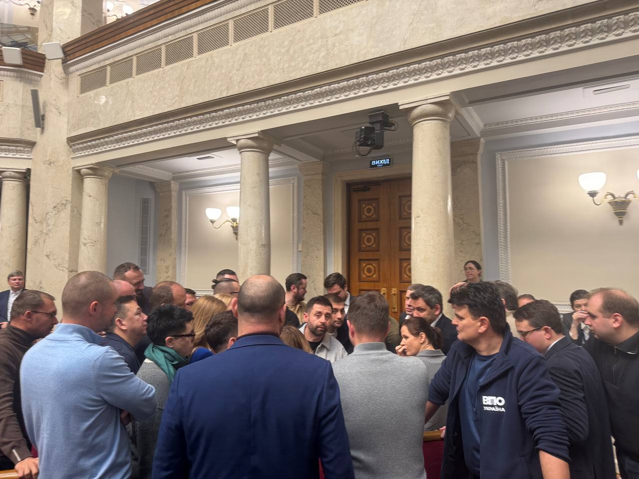 Давид Арахамия стал точкой сборки недовольных Ермаком депутатов от СН