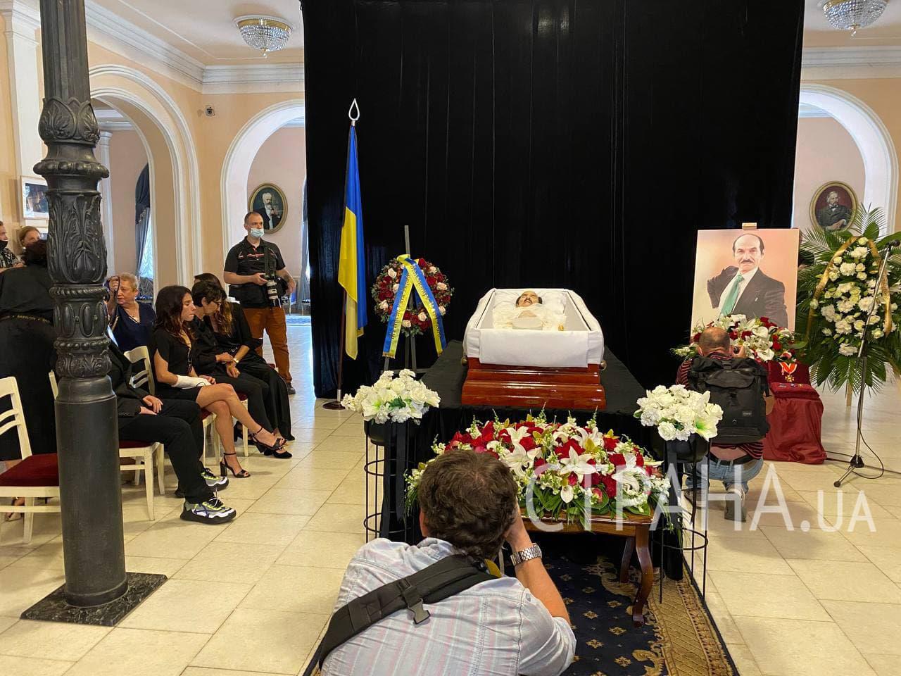 Дети Григория Чапкиса на похоронах