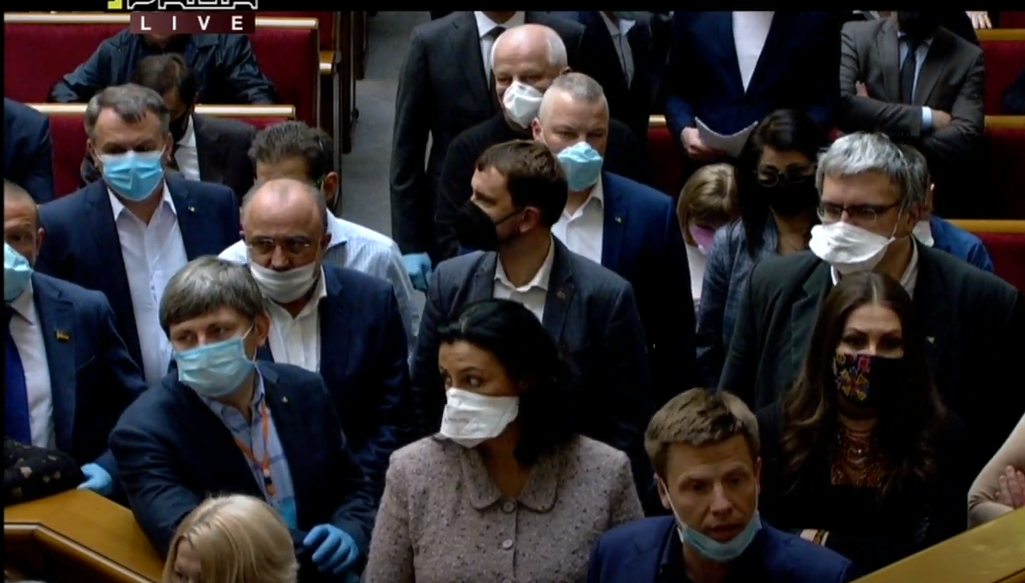 Фракция "Евросолидарность" блокировала трибуну Рады. Скриншот: YouTube/ RadaTVchannel