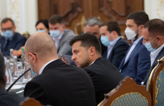 Рейтинг Зеленского продолжает скатываться вниз