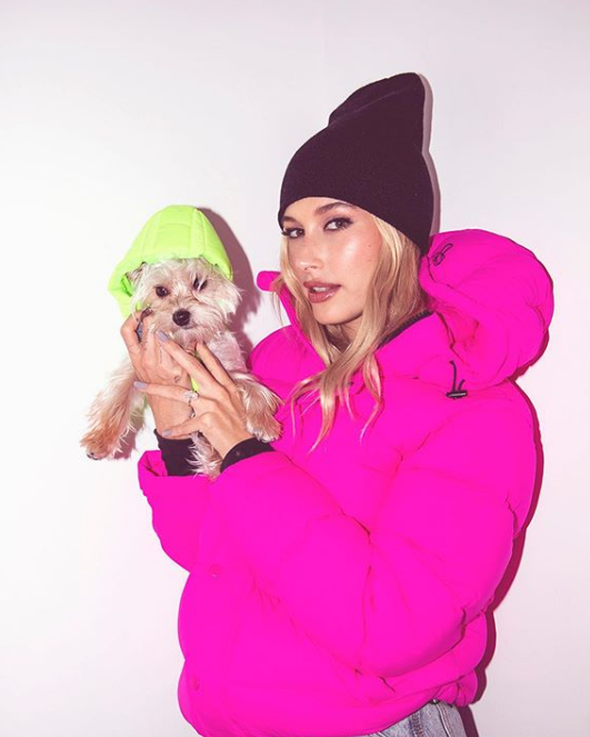 Больной палец Хэйли виден на многих фото