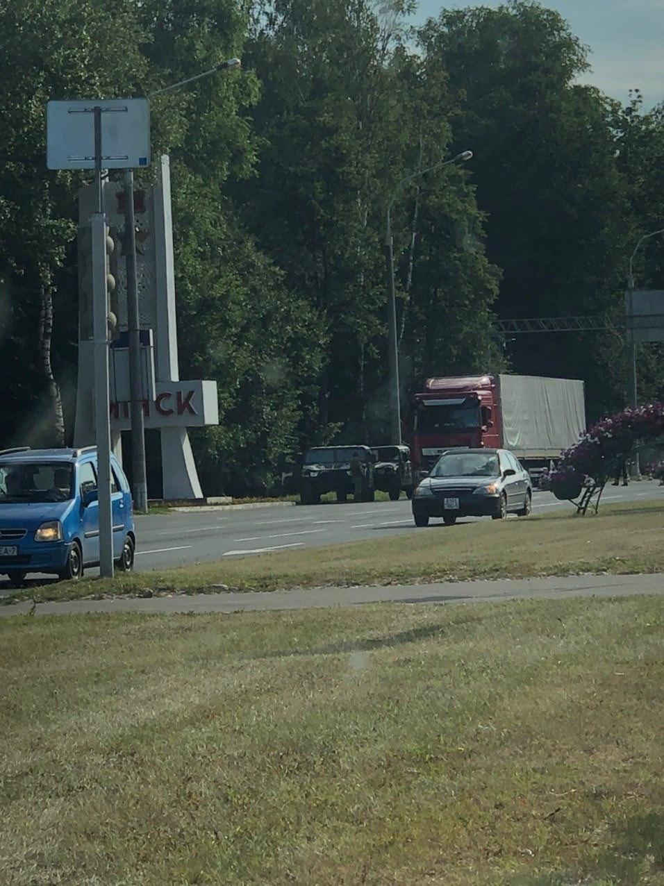 В Минске военные проверяют машины граждан. Фото: Telegram/Подъем