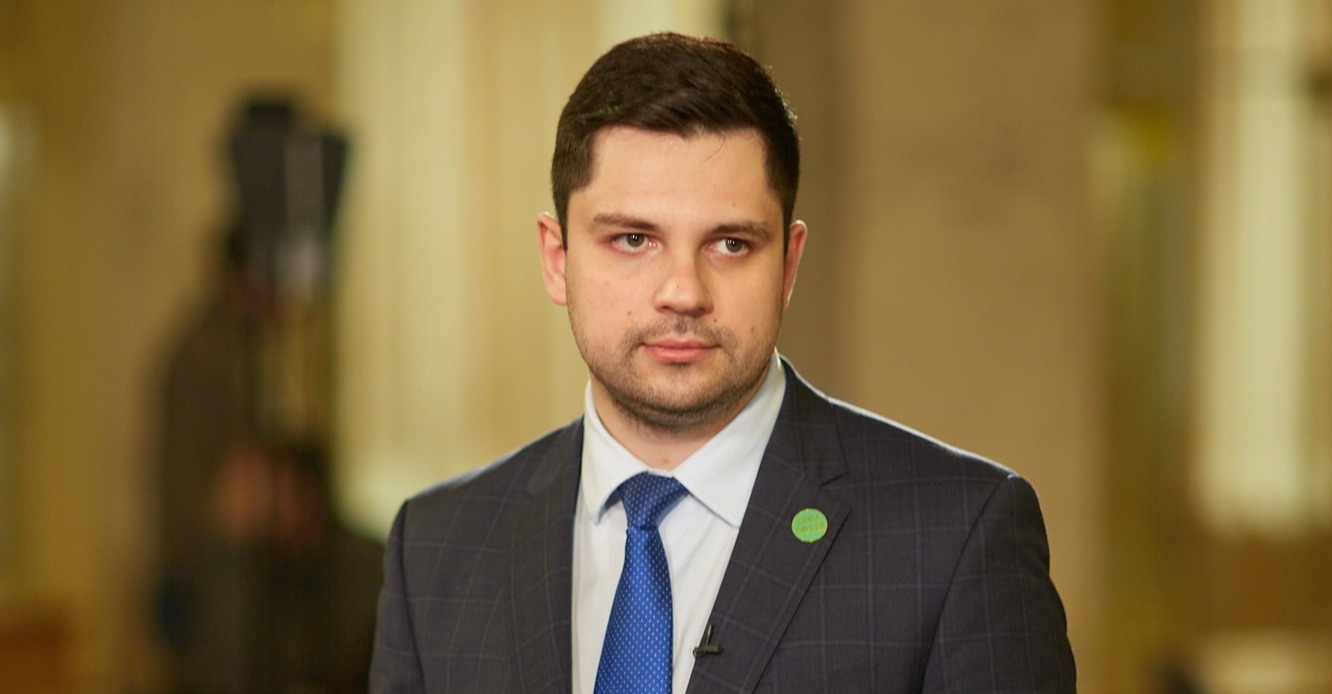 "В этом нет логики". Журналистов запрещённых телеканалов могут лишить аккредитации в Раду. Фото: Facebook