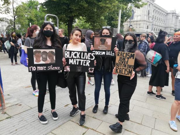 В Вене акция протеста в поддержку "черного майдана" собрала 50 тысяч человек. Фото: Kurier