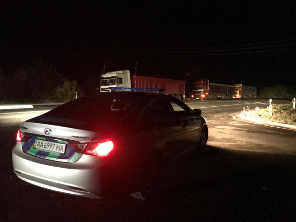 Фуры против взвешивания на новой дороге. Фото: Facebook / Укртрансбезопасность