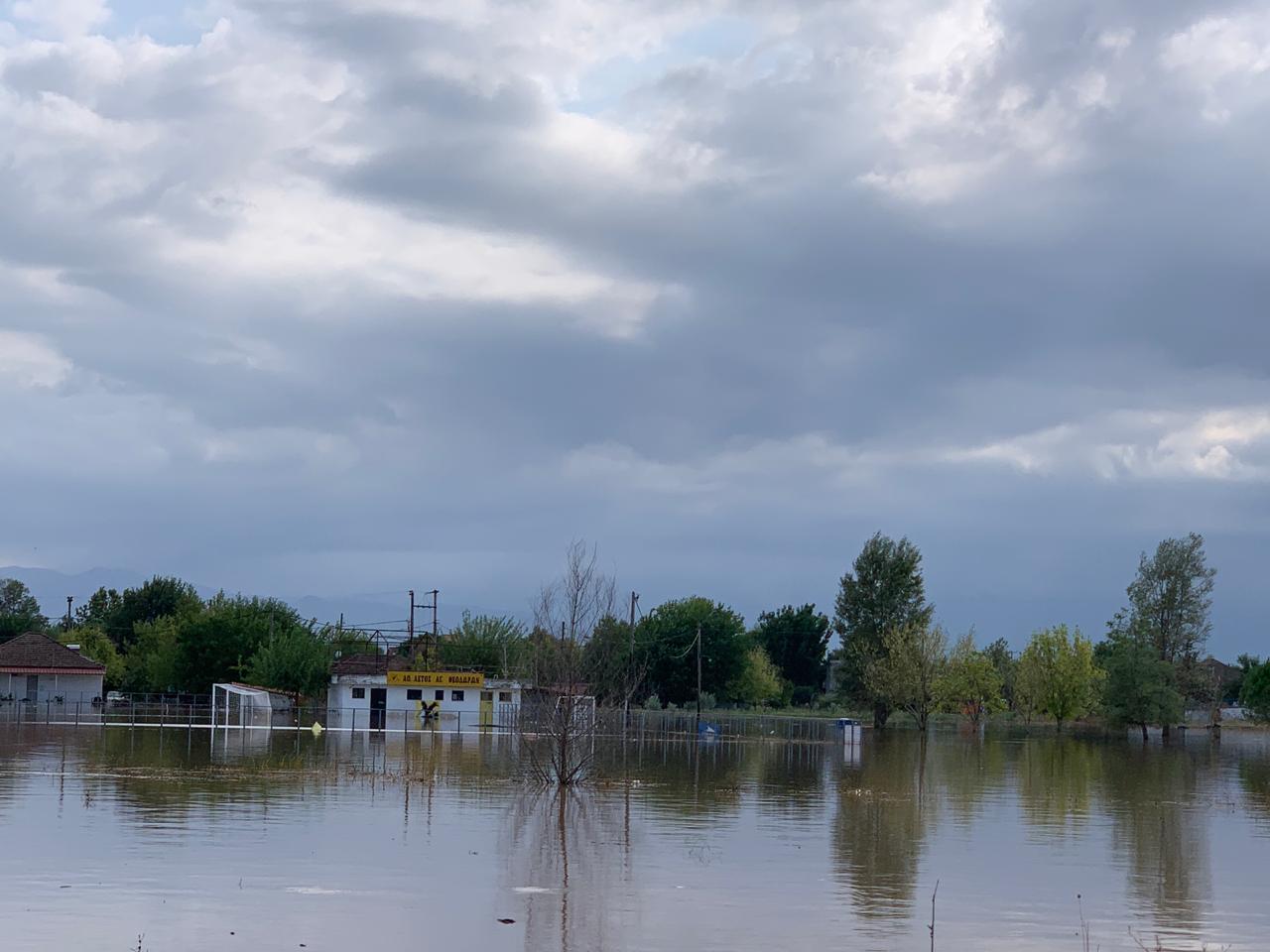 Первые жертвы шторма в Греции. Фото: Twitter / @makthes