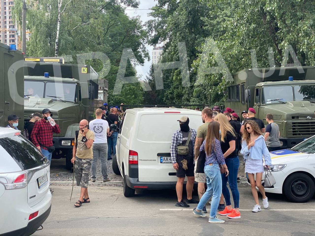 Под зданием суда собралась группа поддержки Нацкорпуса и правоохранители