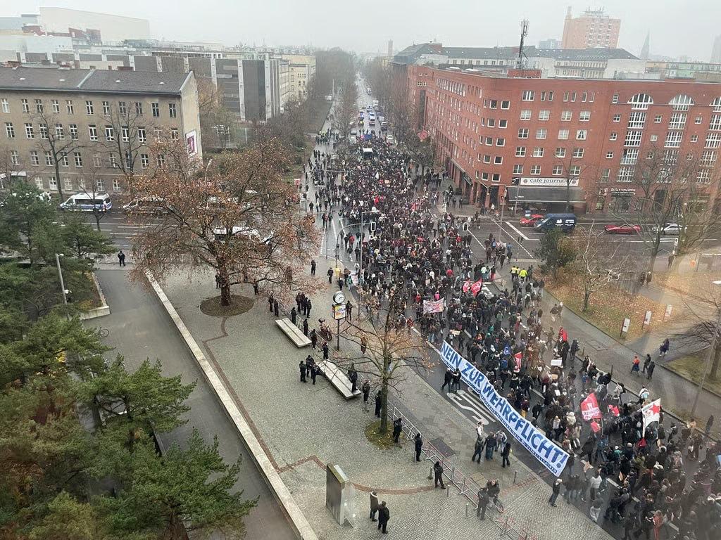 Фото демонстрации против воинской повинности в Германии (2). Источник - телеграм