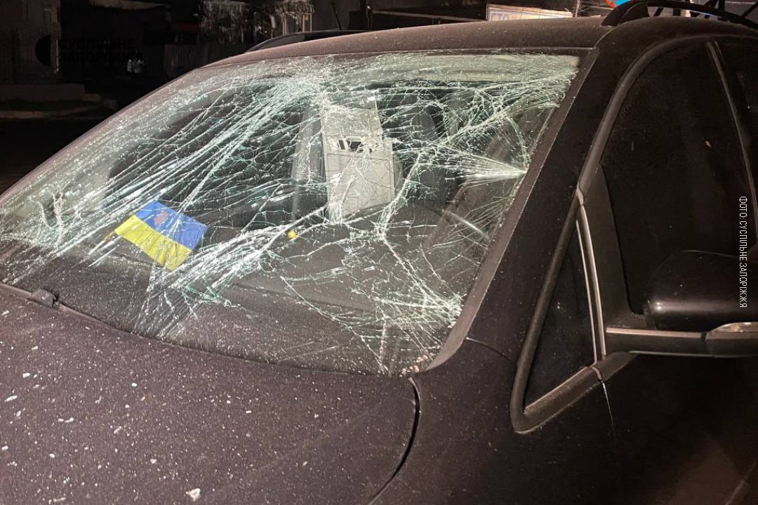 Фото (3) наслідків удару по Запоріжжі. Джерело -